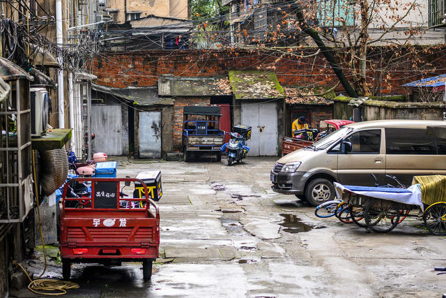 街道 街道 水桶 家居物品 箱包 垃圾箱 杂货店 板条箱（木箱） 电动车 汽车 衣物 街景 睡衣