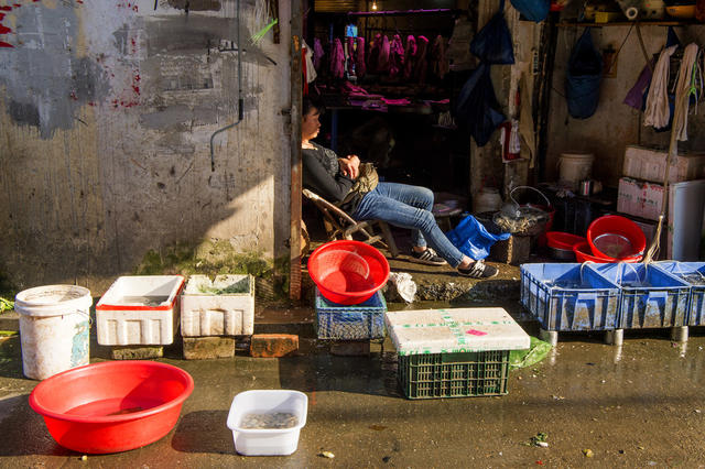 街道 街道 水桶 家居物品 箱包 垃圾箱 杂货店 板条箱（木箱） 电动车 汽车 衣物 街景 睡衣