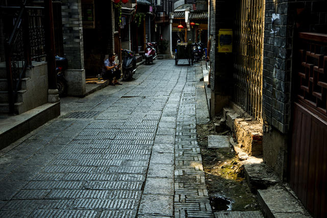 室外 美女 石头墙 街道 洞穴 衣物 街景 木板 家居物品 饰品 挂锁 餐厅 理发店 杂货店 自行车