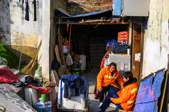 街道  室外 工地 衣物 汽车 老人 街景 电动车 铲子 杂货店 鞋店