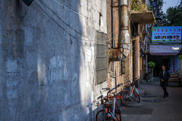 街道 街道 水桶 家居物品 箱包 垃圾箱 杂货店 板条箱（木箱） 电动车 汽车 衣物 街景 睡衣