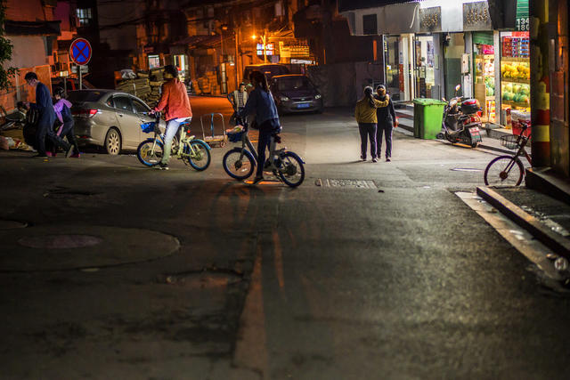 街道  其他 自行车 电动车 汽车 街景 板条箱（木箱） 箱包 垃圾箱 迷你贵妇犬