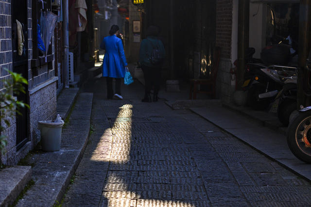 室外 美女 石头墙 街道 洞穴 衣物 街景 木板 家居物品 饰品 挂锁 餐厅 理发店 杂货店 自行车