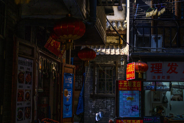 室外 美女 石头墙 街道 洞穴 衣物 街景 木板 家居物品 饰品 挂锁 餐厅 理发店 杂货店 自行车