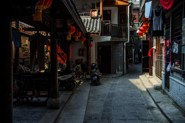室外 美女 石头墙 街道 洞穴 衣物 街景 木板 家居物品 饰品 挂锁 餐厅 理发店 杂货店 自行车