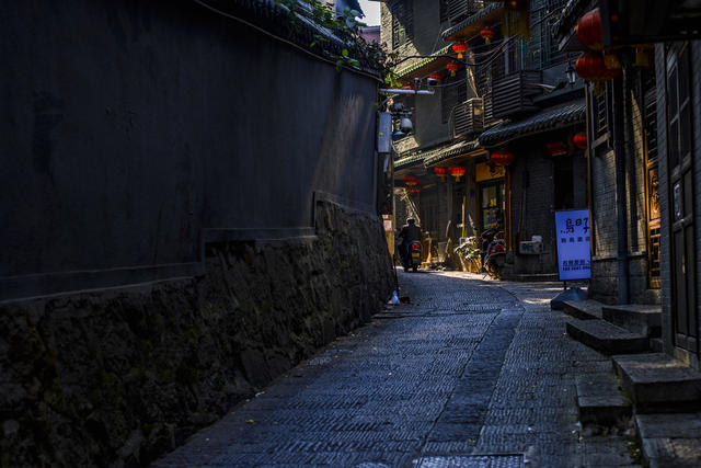 室外 美女 石头墙 街道 洞穴 衣物 街景 木板 家居物品 饰品 挂锁 餐厅 理发店 杂货店 自行车