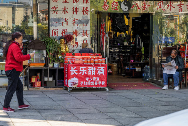 街道 街道 水桶 家居物品 箱包 垃圾箱 杂货店 板条箱（木箱） 电动车 汽车 衣物 街景 睡衣
