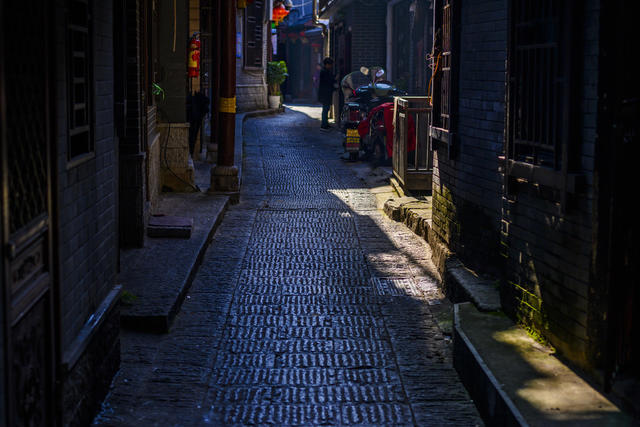 室外 美女 石头墙 街道 洞穴 衣物 街景 木板 家居物品 饰品 挂锁 餐厅 理发店 杂货店 自行车