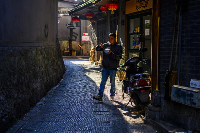 室外 美女 石头墙 街道 洞穴 衣物 街景 木板 家居物品 饰品 挂锁 餐厅 理发店 杂货店 自行车