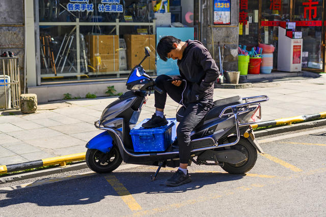 街道  其他 自行车 电动车 汽车 街景 板条箱（木箱） 箱包 垃圾箱 迷你贵妇犬