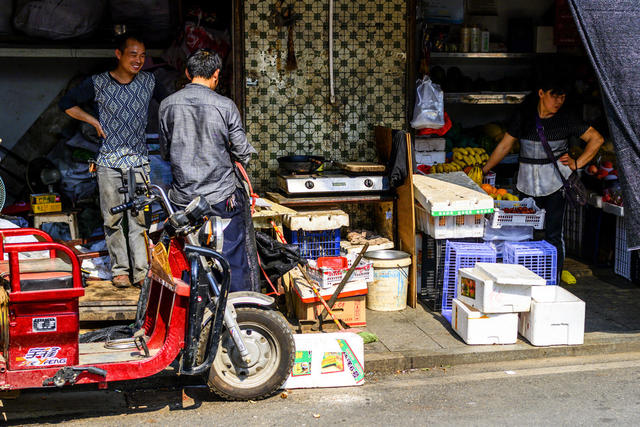 街道 街道 水桶 家居物品 箱包 垃圾箱 杂货店 板条箱（木箱） 电动车 汽车 衣物 街景 睡衣