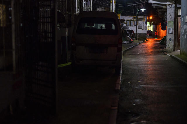 街道  其他 自行车 电动车 汽车 街景 板条箱（木箱） 箱包 垃圾箱 迷你贵妇犬