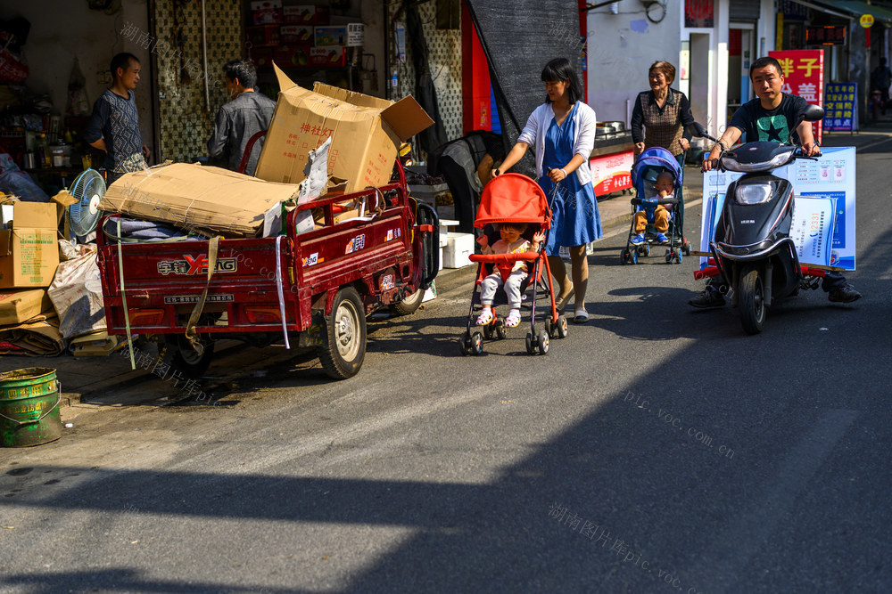 街道 街道 水桶 家居物品 箱包 垃圾箱 杂货店 板条箱（木箱） 电动车 汽车 衣物 街景 睡衣