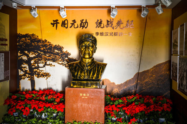 瓦屋顶 建筑 卧室 楼梯 铜牌匾 家居物品 室内