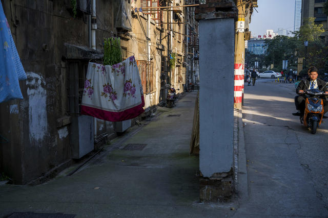 街道  室外 工地 衣物 汽车 老人 街景 电动车 铲子 杂货店 鞋店