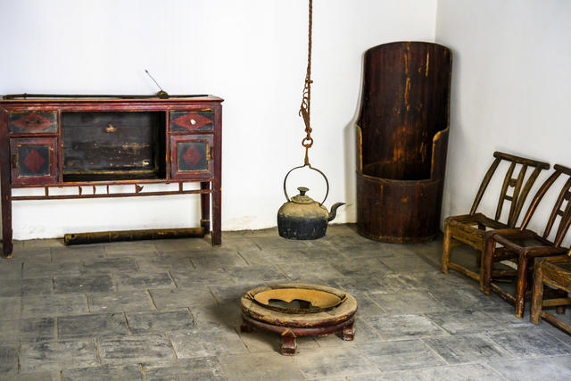 瓦屋顶 建筑 卧室 楼梯 铜牌匾 家居物品 室内