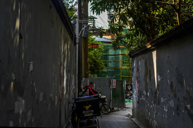 街道  其他 自行车 电动车 汽车 街景 板条箱（木箱） 箱包 垃圾箱 迷你贵妇犬