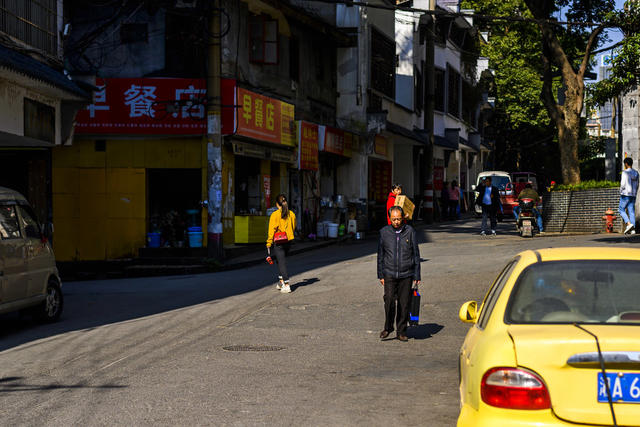 街道  其他 自行车 电动车 汽车 街景 板条箱（木箱） 箱包 垃圾箱 迷你贵妇犬