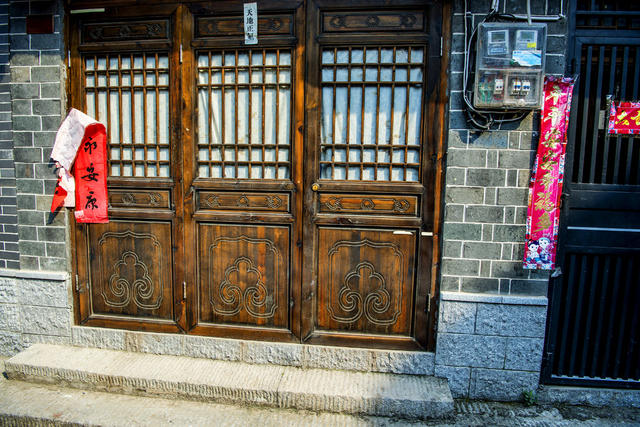 室外 美女 石头墙 街道 洞穴 衣物 街景 木板 家居物品 饰品 挂锁 餐厅 理发店 杂货店 自行车