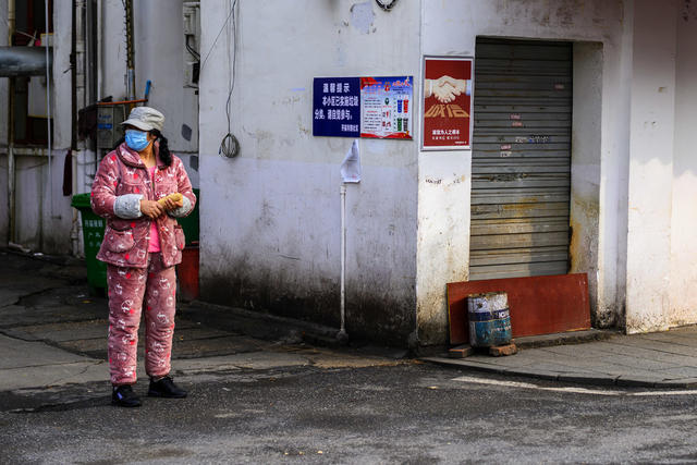 街道 街道 水桶 家居物品 箱包 垃圾箱 杂货店 板条箱（木箱） 电动车 汽车 衣物 街景 睡衣