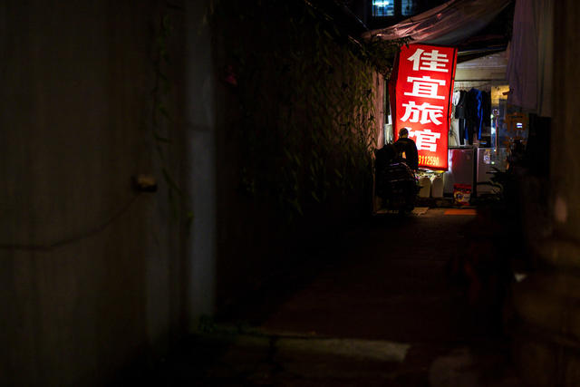 街道  其他 自行车 电动车 汽车 街景 板条箱（木箱） 箱包 垃圾箱 迷你贵妇犬