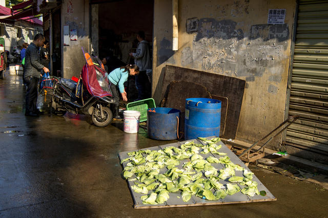 街道 街道 水桶 家居物品 箱包 垃圾箱 杂货店 板条箱（木箱） 电动车 汽车 衣物 街景 睡衣