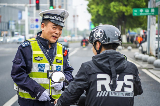 电动车 头盔 汽车 街道 自行车 军装 帅哥 街拍 广场 合影 教室 消防车 书