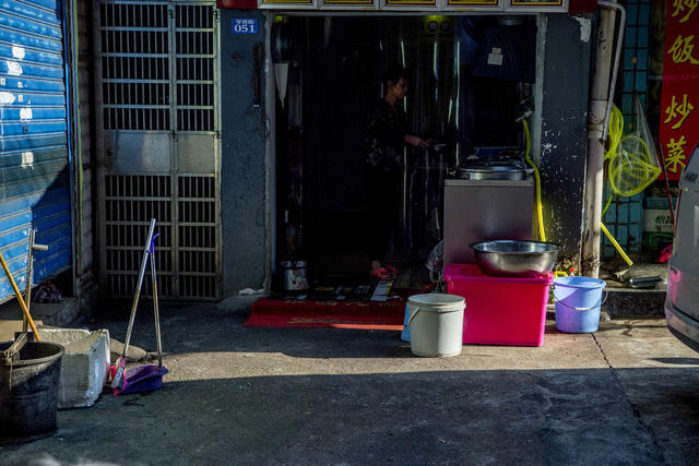 杂货店 烟草店 街景 街道 独轮车 电动车 花盆 鞋店 人力车 家居物品 垃圾箱 肉店 自行车 帐篷 美女 餐厅 门垫 商场 衣物