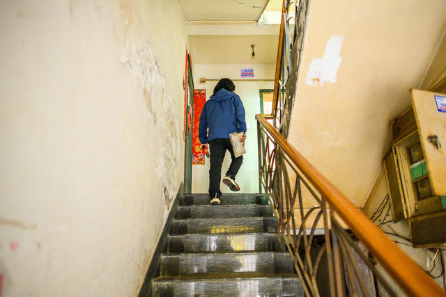 街拍 衣物 图书馆 书柜 美女 帅哥 合影 室内 书店 笔记本电脑 鼠标 书桌 漫画书 纸盒箱 手机 太阳镜 汽车 楼梯