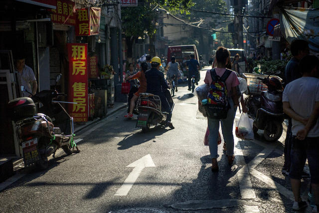 杂货店 烟草店 街景 街道 独轮车 电动车 花盆 鞋店 人力车 家居物品 垃圾箱 肉店 自行车 帐篷 美女 餐厅 门垫 商场 衣物