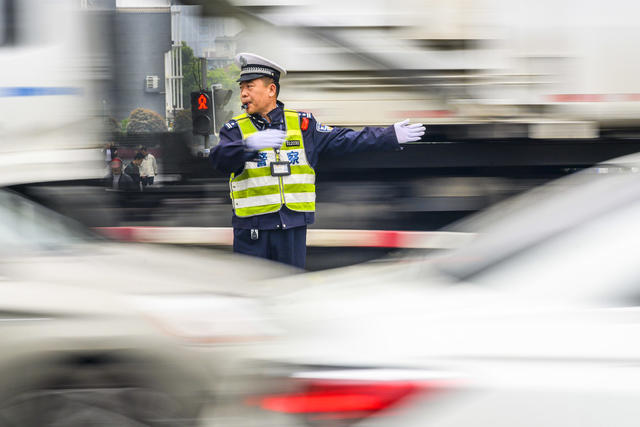 电动车 头盔 汽车 街道 自行车 军装 帅哥 街拍 广场 合影 教室 消防车 书