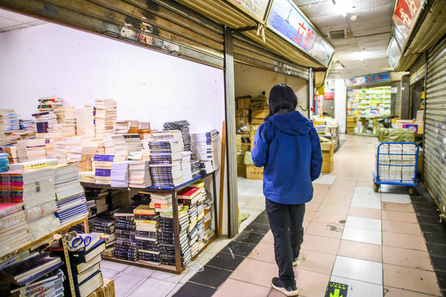 街拍 衣物 图书馆 书柜 美女 帅哥 合影 室内 书店 笔记本电脑 鼠标 书桌 漫画书 纸盒箱 手机 太阳镜 汽车 楼梯