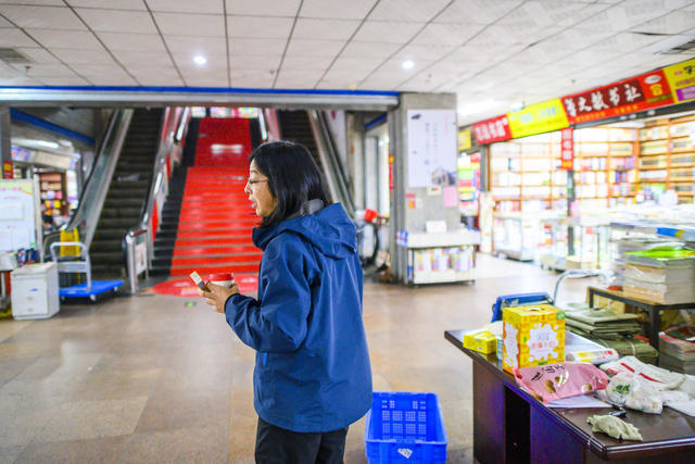 街拍 衣物 图书馆 书柜 美女 帅哥 合影 室内 书店 笔记本电脑 鼠标 书桌 漫画书 纸盒箱 手机 太阳镜 汽车 楼梯