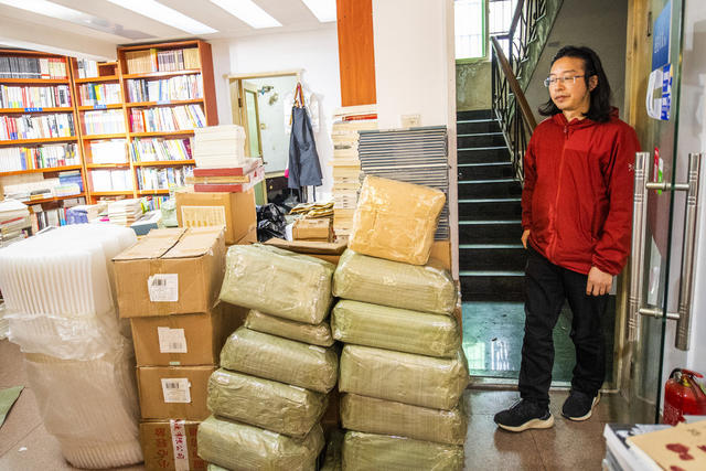街拍 衣物 图书馆 书柜 美女 帅哥 合影 室内 书店 笔记本电脑 鼠标 书桌 漫画书 纸盒箱 手机 太阳镜 汽车 楼梯