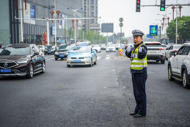 电动车 头盔 汽车 街道 自行车 军装 帅哥 街拍 广场 合影 教室 消防车 书