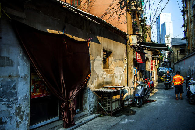 街道  街道 街道     街景 钟楼 拱顶 美女 箱包 家居物品 瓦屋顶 教堂 天空 大厦