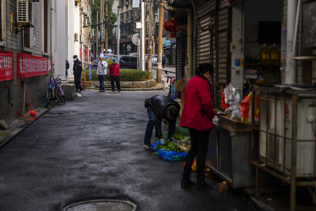 街道  街道 街道     街景 钟楼 拱顶 美女 箱包 家居物品 瓦屋顶 教堂 天空 大厦
