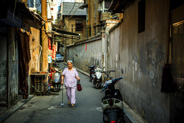 街道  街道 街道     街景 钟楼 拱顶 美女 箱包 家居物品 瓦屋顶 教堂 天空 大厦