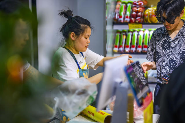 杂货店  面包车 菠萝蜜 水果 橙子橘子 柠檬 香蕉 甜食 篮子 家居物品 儿童 美女 蜡烛 瓶子 汽车 箱包 电脑 显示器 室内