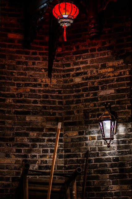 街道       夜景 灯笼 街景 餐厅 石头墙 美女 楼梯 家居物品 衣物 建筑 室外 庭院 拱顶 铜牌匾 挂锁 老人