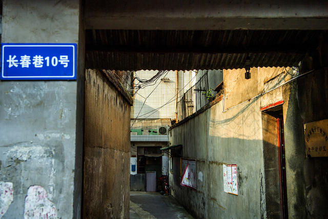 街道  街道 街道     街景 钟楼 拱顶 美女 箱包 家居物品 瓦屋顶 教堂 天空 大厦