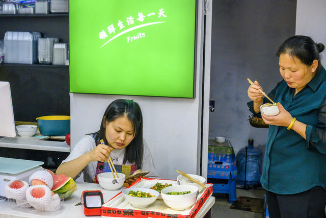 杂货店  面包车 菠萝蜜 水果 橙子橘子 柠檬 香蕉 甜食 篮子 家居物品 儿童 美女 蜡烛 瓶子 汽车 箱包 电脑 显示器 室内