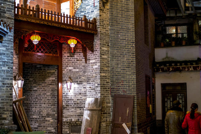 街道       夜景 灯笼 街景 餐厅 石头墙 美女 楼梯 家居物品 衣物 建筑 室外 庭院 拱顶 铜牌匾 挂锁 老人