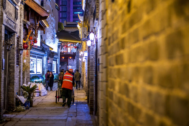 街道       夜景 灯笼 街景 餐厅 石头墙 美女 楼梯 家居物品 衣物 建筑 室外 庭院 拱顶 铜牌匾 挂锁 老人