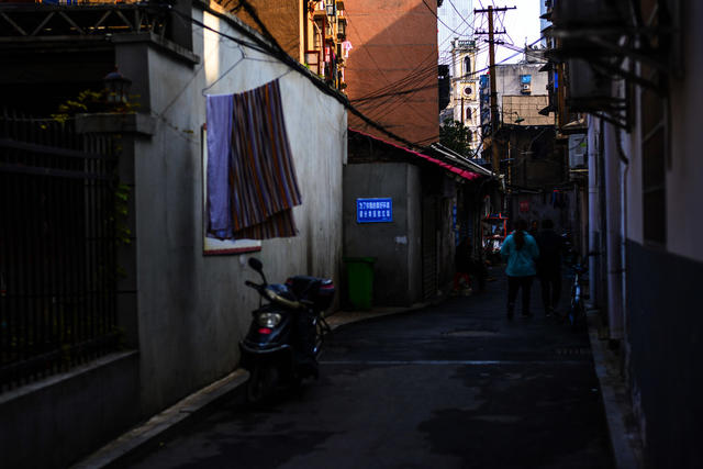 街道  街道 街道     街景 钟楼 拱顶 美女 箱包 家居物品 瓦屋顶 教堂 天空 大厦