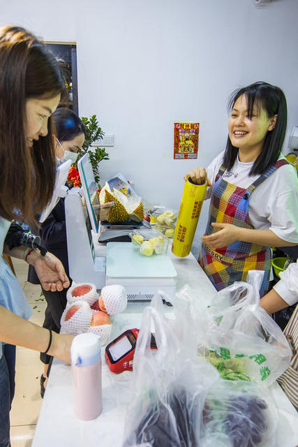 杂货店  面包车 菠萝蜜 水果 橙子橘子 柠檬 香蕉 甜食 篮子 家居物品 儿童 美女 蜡烛 瓶子 汽车 箱包 电脑 显示器 室内