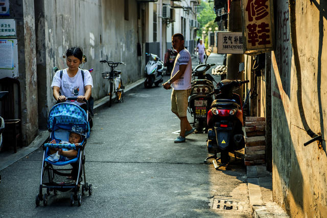 街道  街道 街道     街景 钟楼 拱顶 美女 箱包 家居物品 瓦屋顶 教堂 天空 大厦
