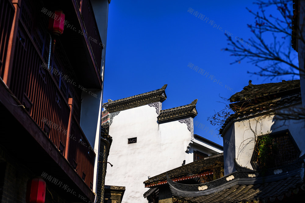 街道       夜景 灯笼 街景 餐厅 石头墙 美女 楼梯 家居物品 衣物 建筑 室外 庭院 拱顶 铜牌匾 挂锁 老人