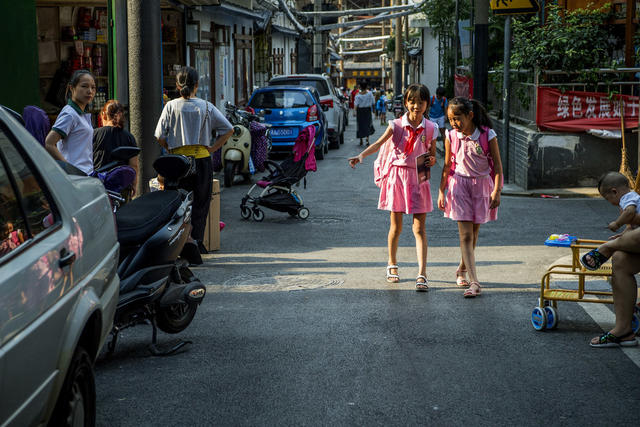 街道 美女 车站 箱包 理发店 人力车 运动 尖桩篱栅 街景 楼梯 楼梯扶手 室外 电动车 汽车
