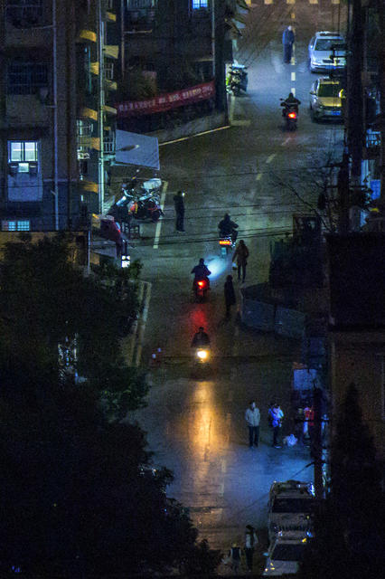 美女 街景 自行车 汽车 夜景 楼梯 交通灯 街道 建筑 老人